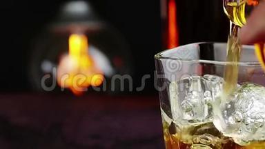 酒吧服务员在木桌上倒满冰块的威士忌，温暖的<strong>气</strong>氛，用威士忌放松的时间和一些温暖的老式灯泡